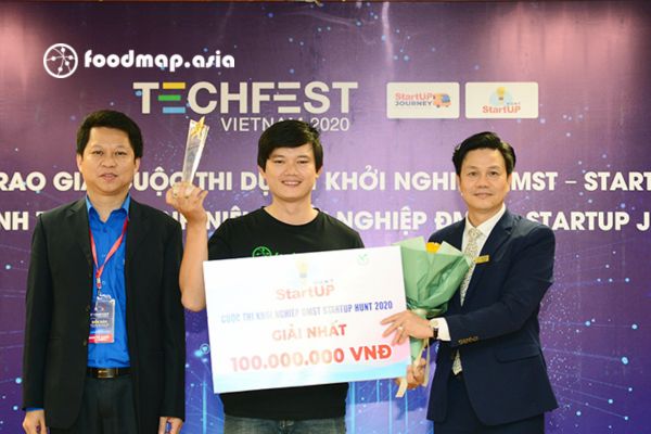 Ban tổ chức trao giải Nhất trị giá 100 triệu đồng cho đại diện nhóm