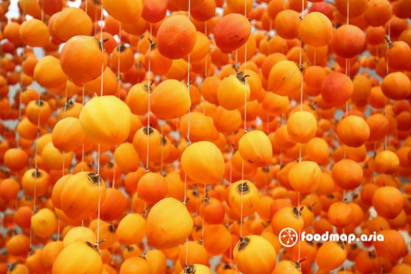 man-nhan-cung-nhung-day-hong-treo-gio