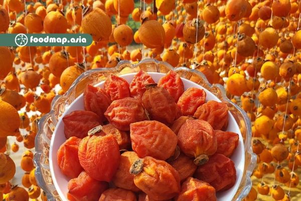 Những trái hồng được quấn so le nhau  