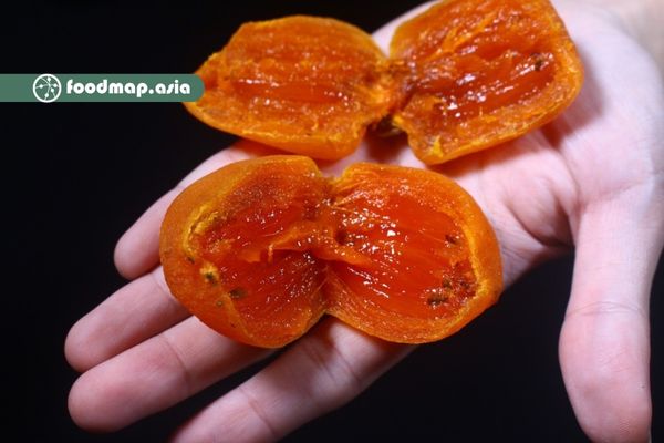 Từng trái hồng màu hổ phách chứa nhiều mật bên trong Từng trái hồng treo gió màu hổ phách chứa nhiều mật bên trong